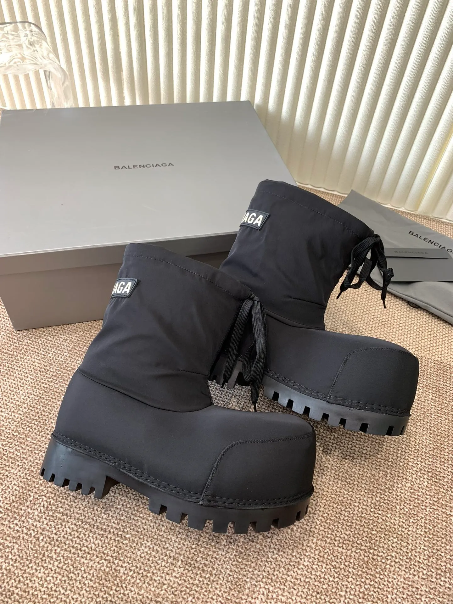 👟👟Ex-factory price 860👟👟 Men +20Balenciaga snow boots‼ ️ 24sS new snow boots for autumn and winter. These big-toe Alaskan boots are so good-looking and super cool. They are full of personality and are so cool. They are a must-have item for fashionable autumn and winter! The upper is made of original customized nylon pure cotton waterproof cloth. The inner liner is removable. The original original letter logo is increased in the sole. Size: 35-45